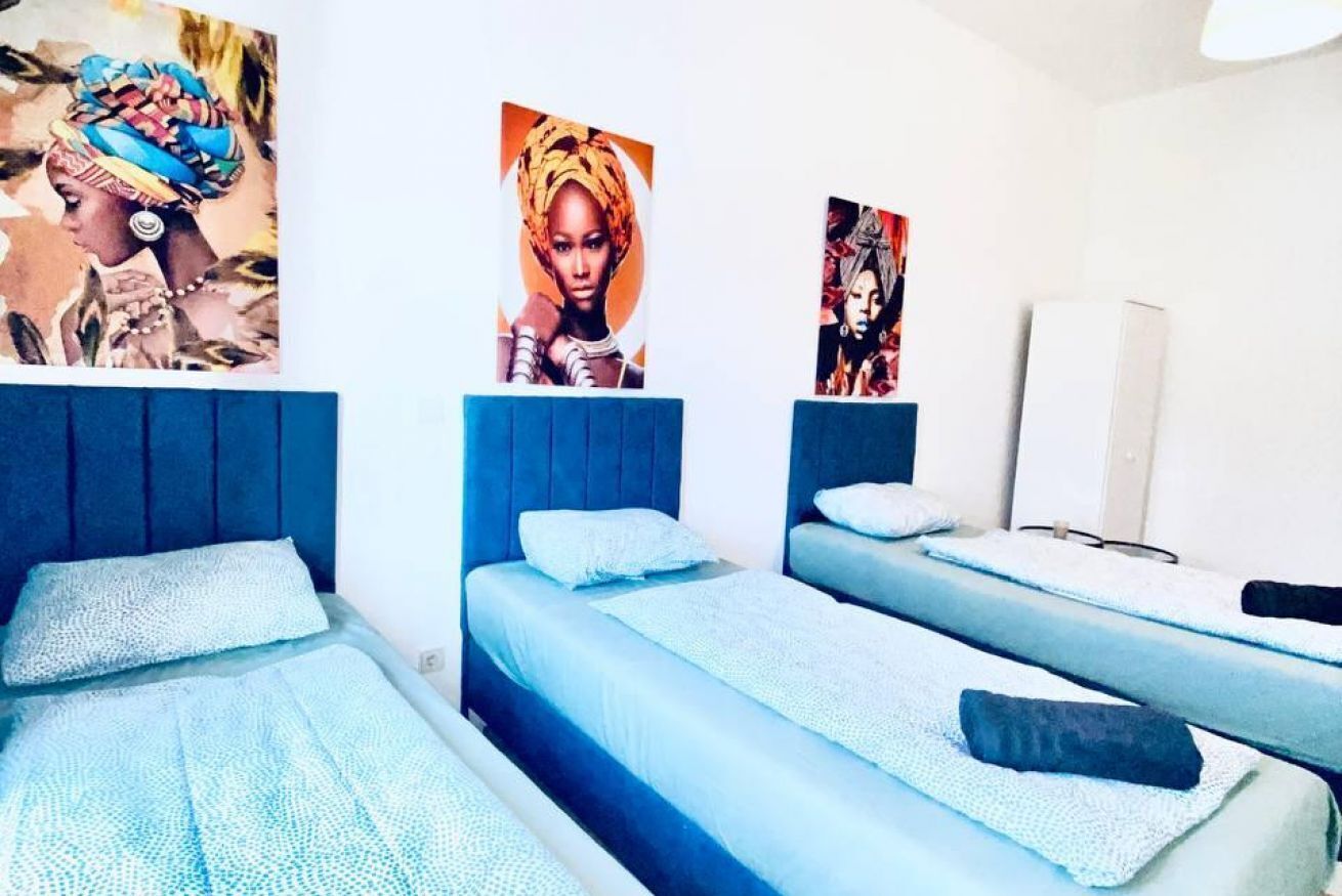 1 bedroom, desk, bed sheets