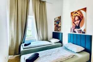 1 soverom, skrivebord og sengetøy