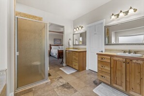 Suihku, hiustenkuivaaja, pyyhkeet, saippua