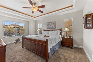 5 makuuhuonetta, työpöytä, silitysrauta/-lauta, vauvan matkasänky