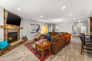 Smart-TV, Kamin, Tischfußball, Tischtennisplatte