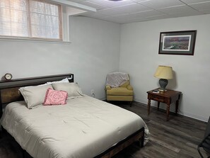 2 soverom, skrivebord, strykejern/-brett og wi-fi (inkludert)