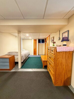 3 bedrooms, desk, iron/ironing board, WiFi