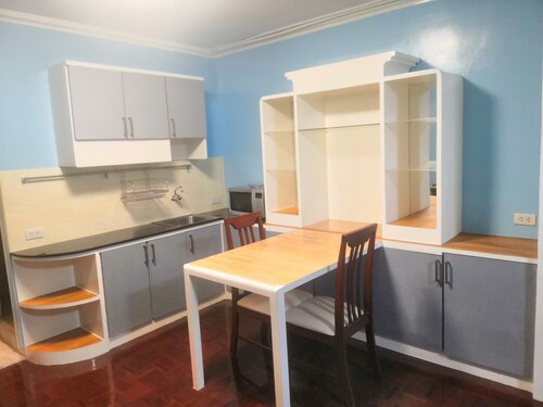 Silom room with 2 Queen bed for 4 persons, 300 meter from BTS Chongnonsi station