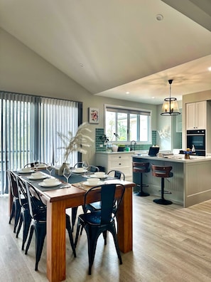 Dining - Luxury Home for Work Teams and Families (Muswellbrook)