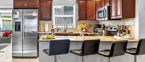 Réfrigérateur, micro-ondes, four, plaque de cuisson