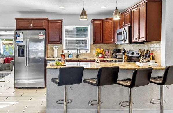 Réfrigérateur, four à micro-ondes, un four, surface de cuisson