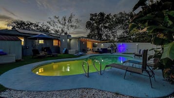 Utendørsbasseng og et oppvarmet basseng