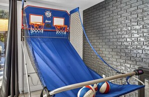 Game room - Family Putting Green Oasis BBQ, Cornhole, Heated Pool (Tampa)