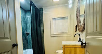 Charming 2-bedroom house in East Camden with AC, WiFi