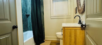 Charming 2-bedroom house in East Camden with AC, WiFi