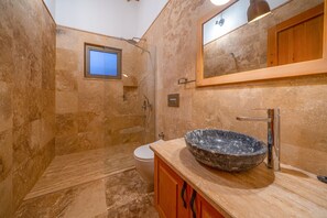 Douche, sèche-cheveux, serviettes fournies