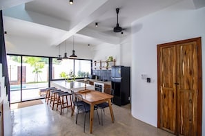 Refrigerador, microondas, parrilla de estufa y cafetera y tetera 