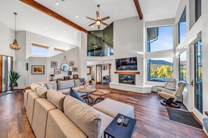 Smart-TV, Kamin, Tischtennisplatte, Arbeitsbereiche