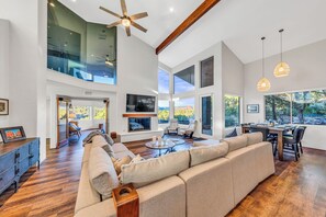 Smart-TV, Kamin, Tischtennisplatte, Arbeitsbereiche