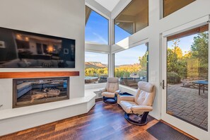 Smart TV, fireplace, table tennis, offices - Private Creek Access Red Rock Views From Every Room Jacuzzi (Sedona)