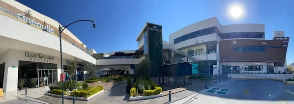 Un centro comercial moderno con cine, una cafetería y un restaurante.