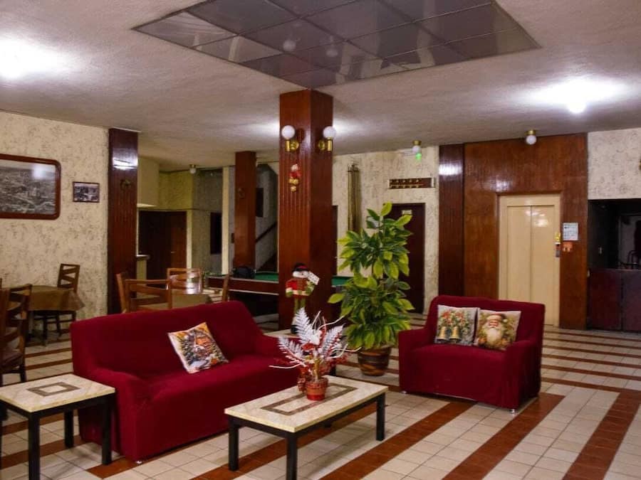 32-tums platt-tv med kabelkanaler