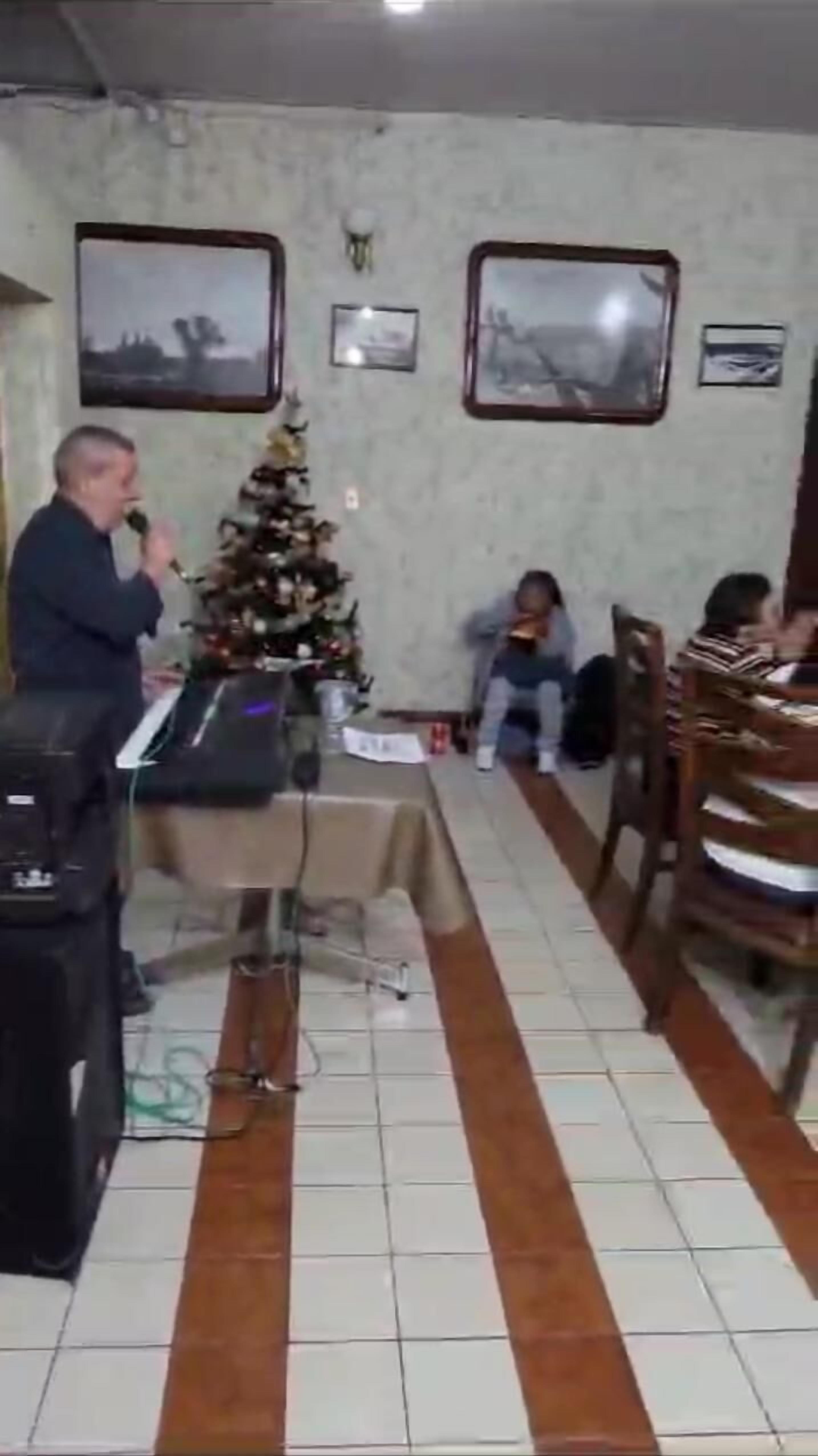 Televisión de pantalla plana de 32 pulgadas con canales por cable 