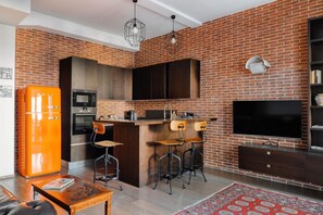 Kühlschrank, Mikrowelle, Ofen, Herdplatte