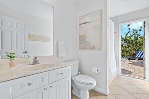 Secadora de cabello, toallas, jabón, shampoo 