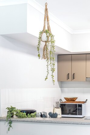 Fridge, microwave - Relax and Unwind in the Heart of Yeppoon CBD! (Yeppoon)