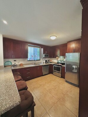 Refrigerador, microondas, horno y lavavajillas 