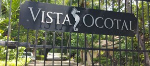 A sign with the text 'VISTA OCOTAL' and a seahorse design.