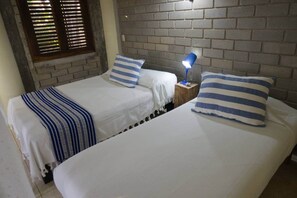 3 chambres, coffres-forts dans les chambres, fer et planche à repasser