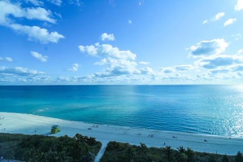 Castle 1133 Ocean view studio, Pool and Beach Access, FREE Parking, Gym, Tennis and more!