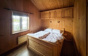 3 bedrooms, travel crib, free WiFi, bed sheets