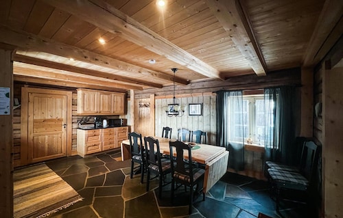 Cozy home in Fåvang with WiFi