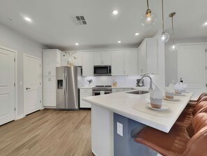 Een koelkast, een microgolfoven, een oven, een kookplaat