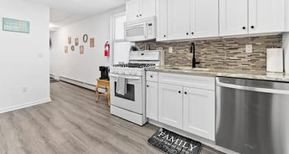 Sandpiper Place: 1 block to free beach w/ NY views. 30min to NYC. Private drive.