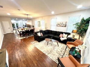 Smart TV - Spacious 4-bedroom house with AC and WiFi in charming neighborhood (Atlanta)