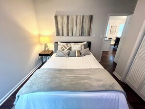 4 bedrooms, iron/ironing board, WiFi, bed sheets - Spacious 4-bedroom house with AC and WiFi in charming neighborhood (Atlanta)