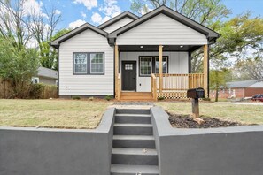 Exterior - Spacious 4-bedroom house with AC and WiFi in charming neighborhood (Atlanta)