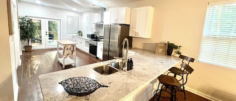 Micro-ondes, four, plaque de cuisson, lave-vaisselle