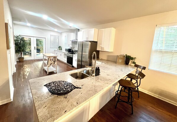 Microwave, oven, stovetop, dishwasher - Spacious 4-bedroom house with AC and WiFi in charming neighborhood (Atlanta)