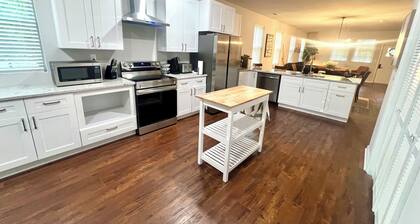 Spacious 4-bedroom house with AC and WiFi in charming neighborhood