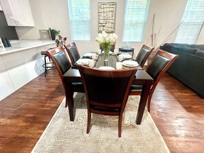 Dining - Spacious 4-bedroom house with AC and WiFi in urban neighborhood (Atlanta)