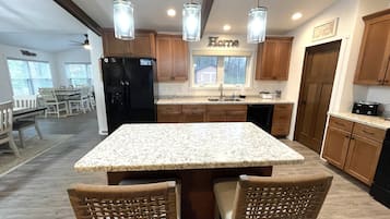 Køleskab, mikrobølgeovn, ovn, kogeplade