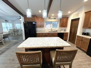 冷蔵庫、電子レンジ、オーブン、コンロ