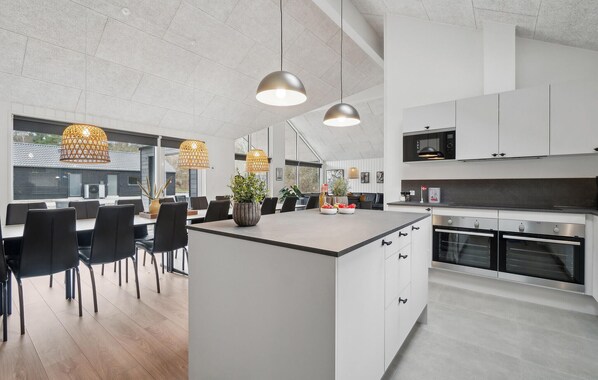 Kjøleskap, kokeplater, oppvaskmaskin og kaffetrakter/tekoker