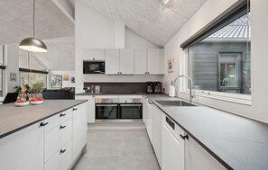 Kjøleskap, kokeplater, oppvaskmaskin og kaffetrakter/tekoker