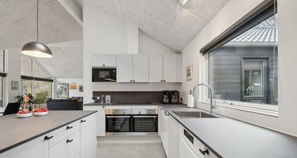 Belle maison Ă Aakirkeby avec sauna