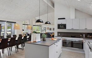 Kjøleskap, mikrobølgeovn, kokeplater og oppvaskmaskin