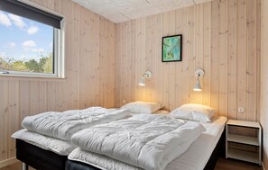 7 bedrooms, travel crib, free WiFi