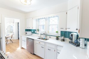 Fridge, microwave, oven, stovetop - Charming 3BR Cottage with Ample Parking in the Heart of Arlington, dog friendly (Arlington)