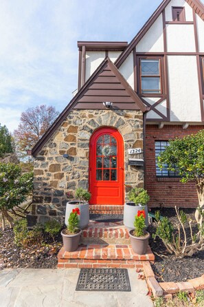 Exterior detail - Charming 3BR Cottage with Ample Parking in the Heart of Arlington, dog friendly (Arlington)